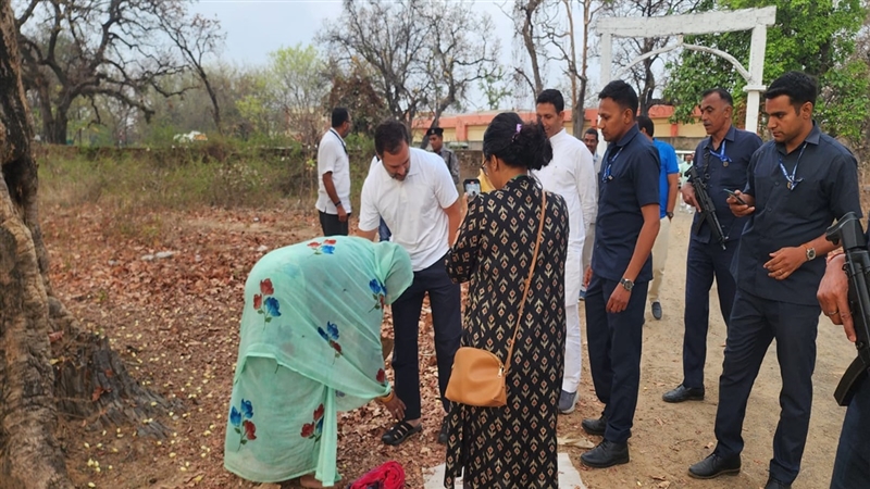 lok-sabha-chunav-2024-:-उमरिया-में-दिल्ली-रवाना-होने-से-पहले-महुआ-संग्राहकों-से-मिले-राहुल-गांधी-–-rahul-gandhi-met-mahua-collectors-in-umaria-before-leaving-for-delhi